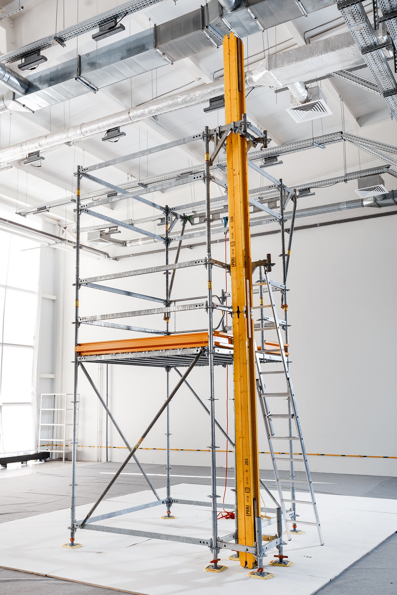 Гибкость системы PERI UP Flex позволяет обходить конструктивные элементы, предоставляя доступ к узловым соединениям.