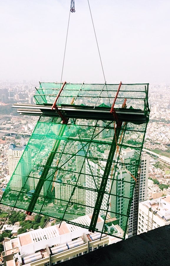 A part of the screen-panel was being moved by crane onto the assembly-area