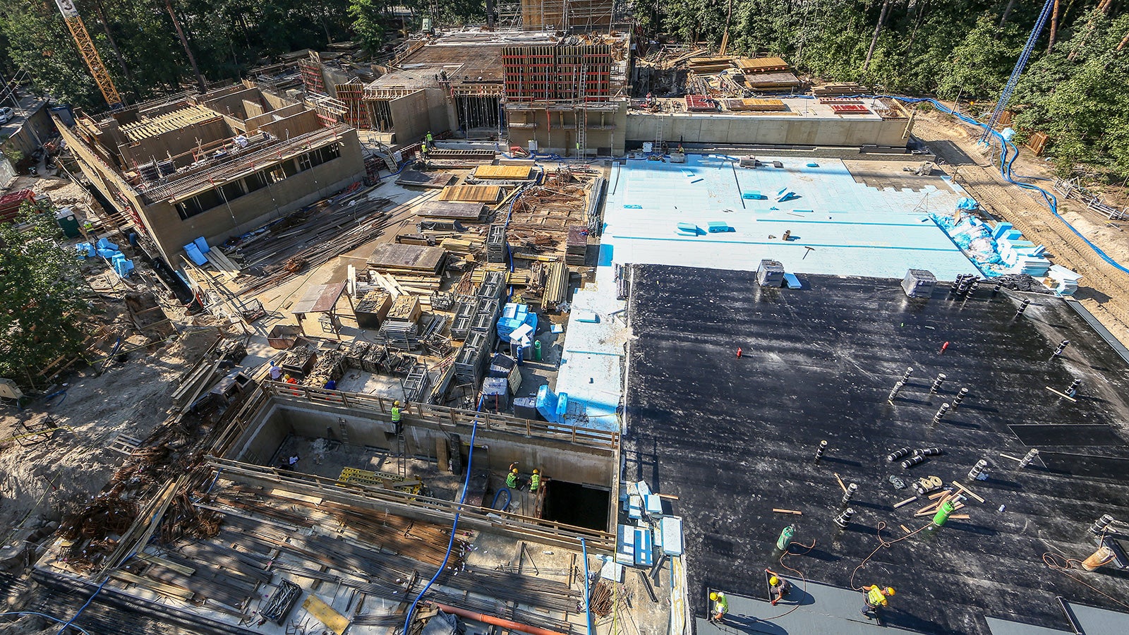 Widok na część nadziemną strefy socjalnej i edukacyjnej muzeum oraz na przygotowywany plac apelowy znajdujący się nad Halą Wystawy Stałej.<br/>