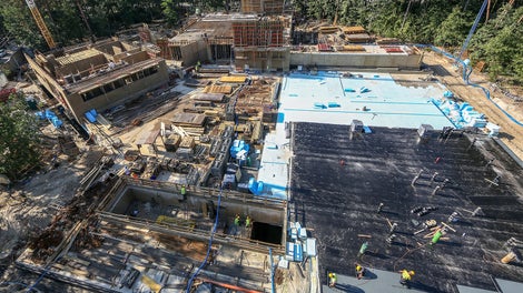 Widok na część nadziemną strefy socjalnej i edukacyjnej muzeum oraz na przygotowywany plac apelowy znajdujący się nad Halą Wystawy Stałej.<br/>