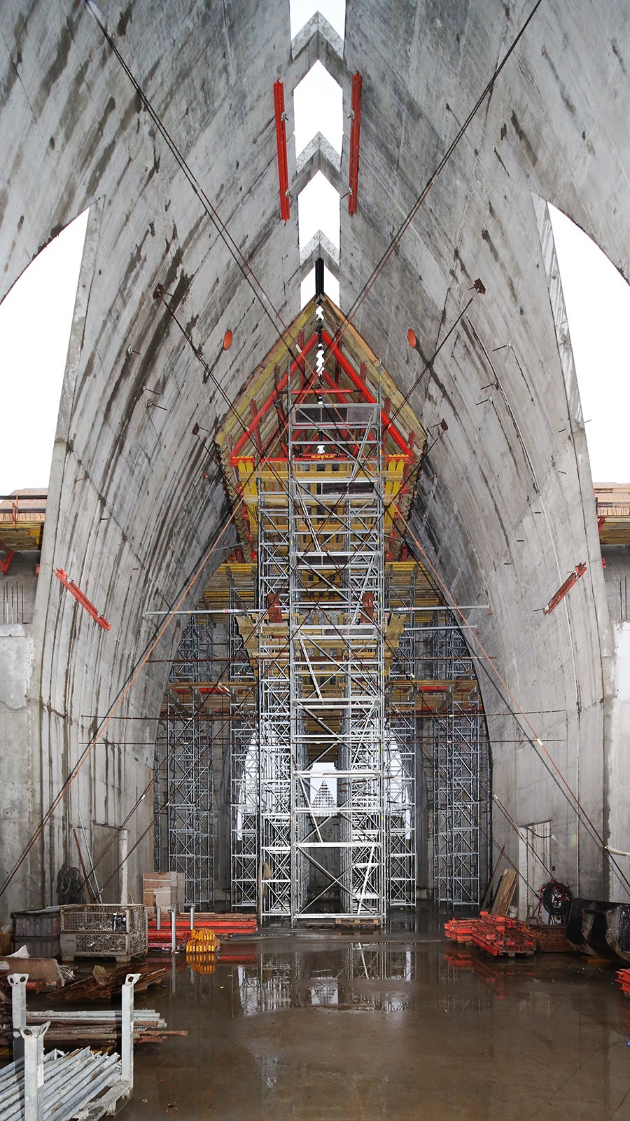 IV etap budowy - systemy deskowań i rusztowań PERI w nawie kościoła