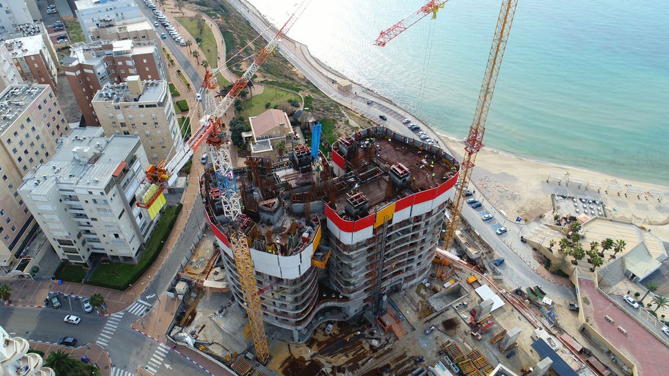 שימוש במערכות המאפשרות לטפס בבנייה ללא צורך בפירוק והרכבה.