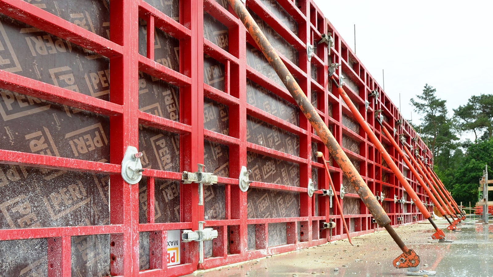 Ook langere wanden vormen geen probleem voor de paneelbekisting