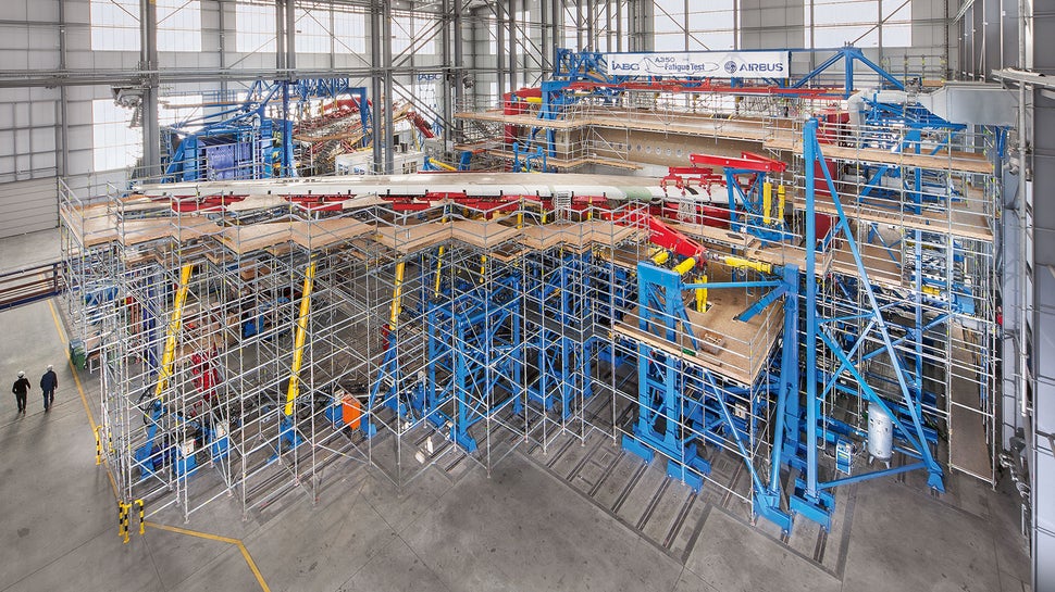 Within a 2-3 year period, a total of 86,400 flights are simulated which is three times the expected service life. The PERI UP working scaffold allows test preparations as well as continuous measurement and inspection work to be carried out during the EF-2 testing phase. (Photo: IABG)