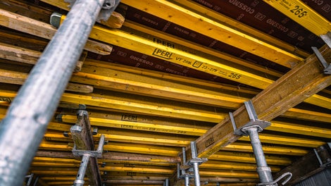 Плътностенни греди VT 20K, използвани като част от хоризонталното кофражно решение за плочи и греди, осигуряващи висока носимоспособност и дълъг експлоатационен живот.