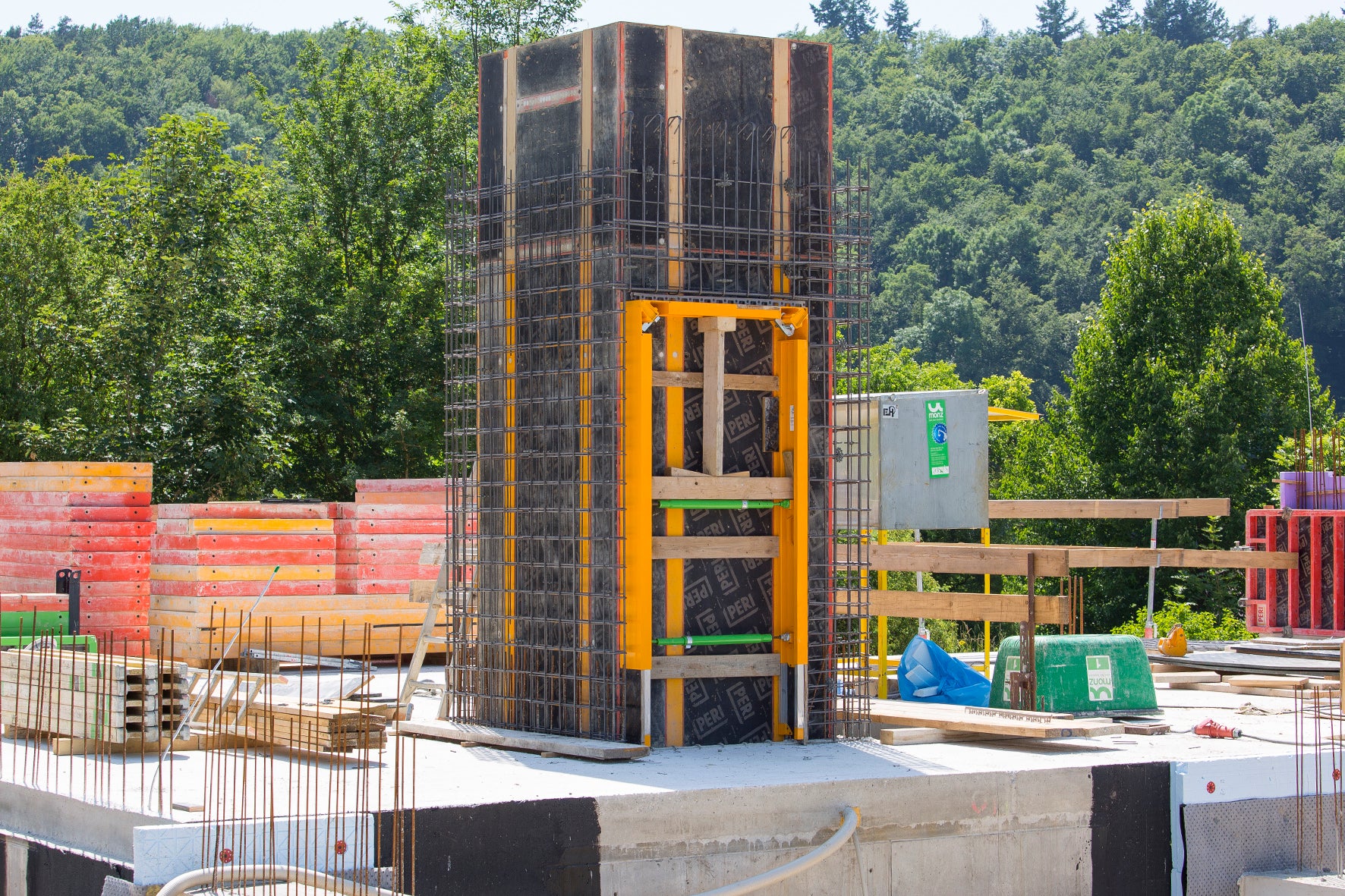 Die Aussparungsschalung nach dem Baukastenprinzip ist flexibel an die geplanten Öffnungsmaße anpassbar und vielfach wiederverwendbar.