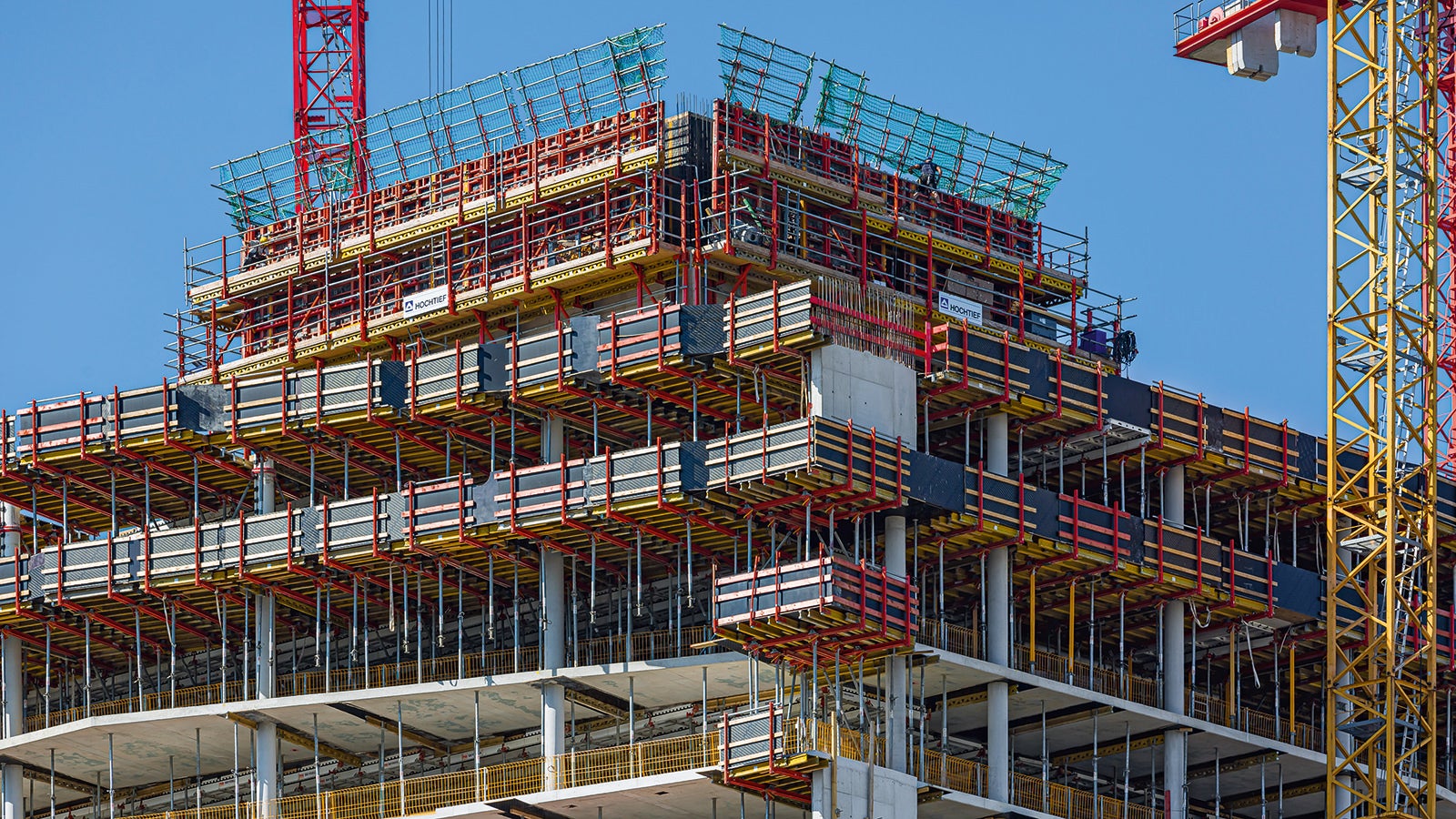 Alle 14 Tage konnte im Takt der Kern-Kletterschalung ein komplettes Geschoss mit jeweils etwa 2.000 m² Geschossfläche fertiggestellt werden.