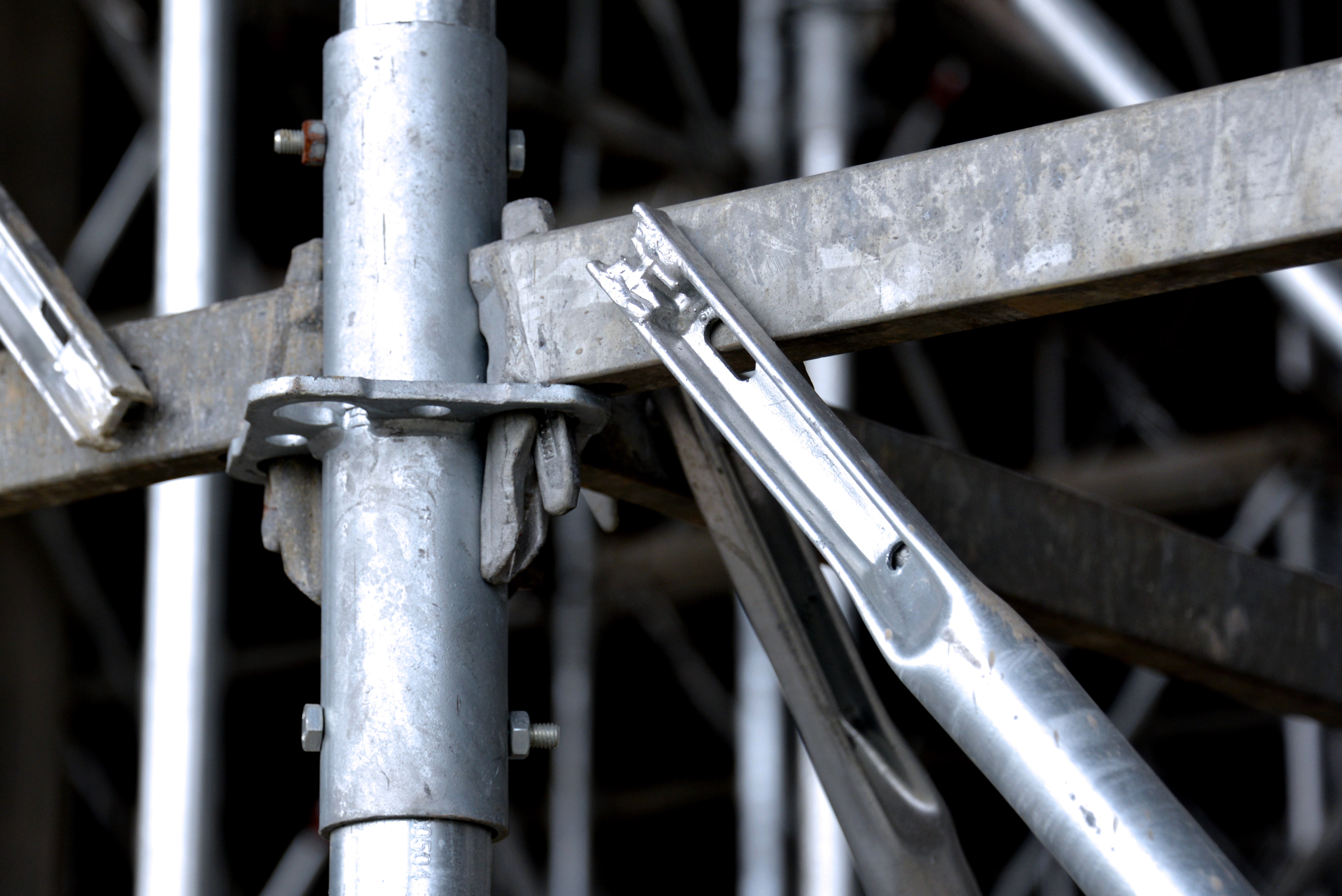 Gravity lock feature reduces up to 50% assembly time