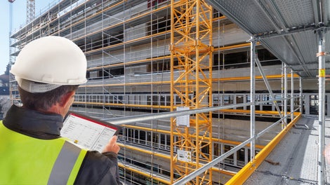 Progettista di impalcature di facciata PER QuickSolve al lavoro in cantiere