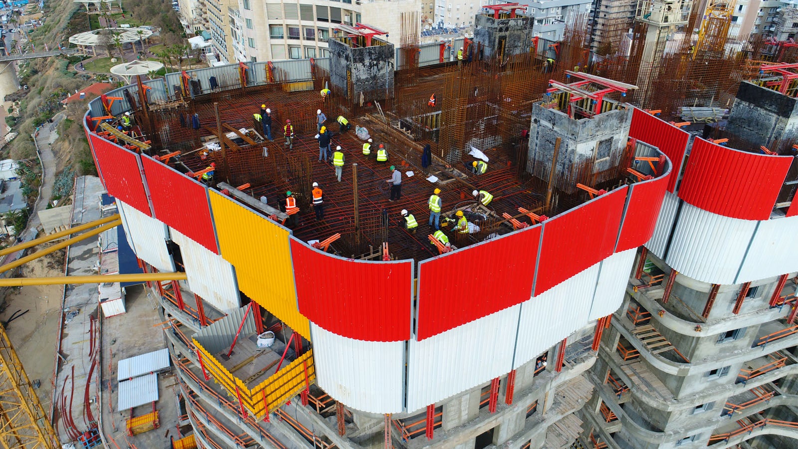 מערכת הגנה היקפית מסוג RSC עוטפת את כל הבניין ומשמשת כהגנה מפני רוחות, עבודה בגובה ובסביבה אורבנית.