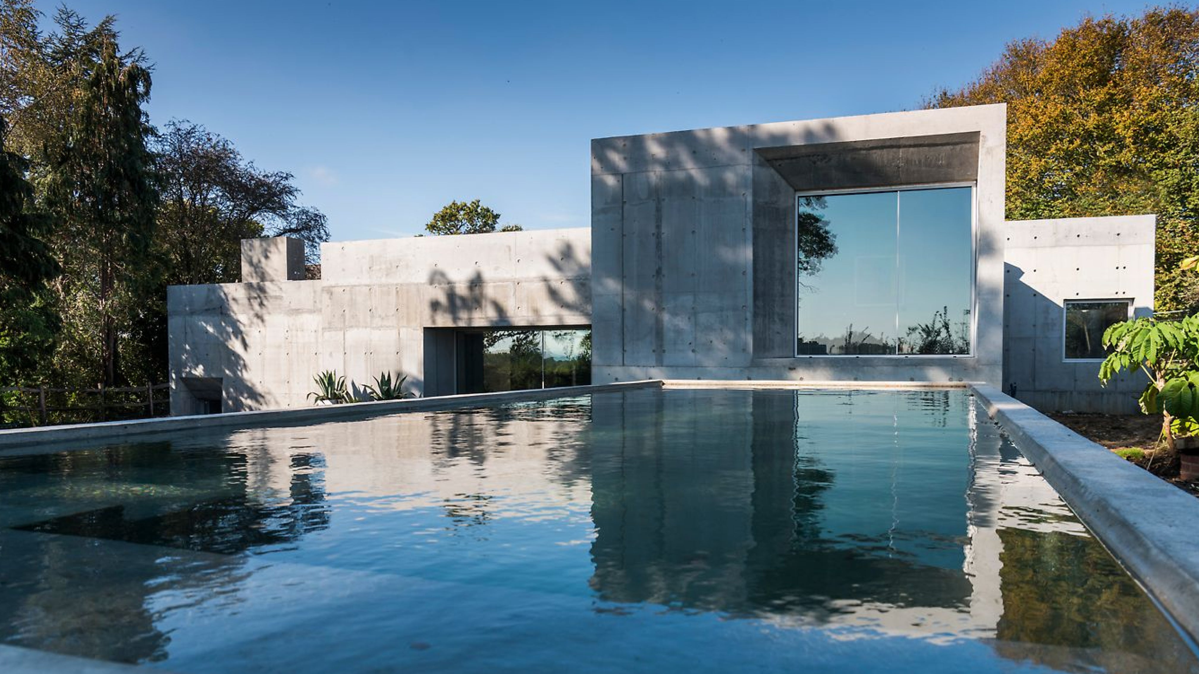 A bold concrete structure built entirely with DUO formwork.
