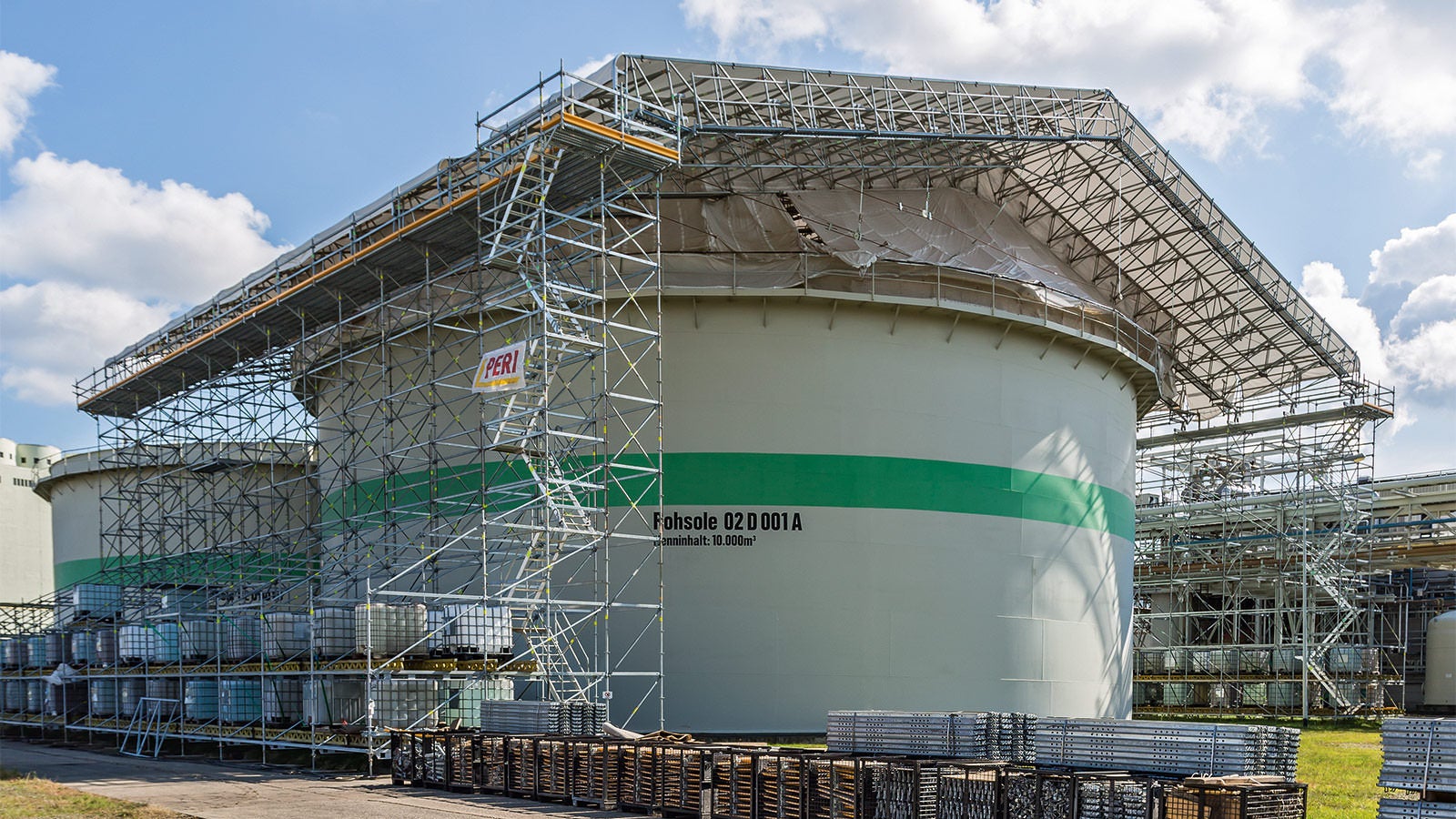 PERI UP Flex LGS varikatus tagab kaitse ebasoodsate ilmastikutingimuste eest. Katuse osasid võib eelnevalt maas kokku panna ja seejärel tõsta valmiselemendid vajalikule positsioonile. (Foto: PERI GmbH)<br/>