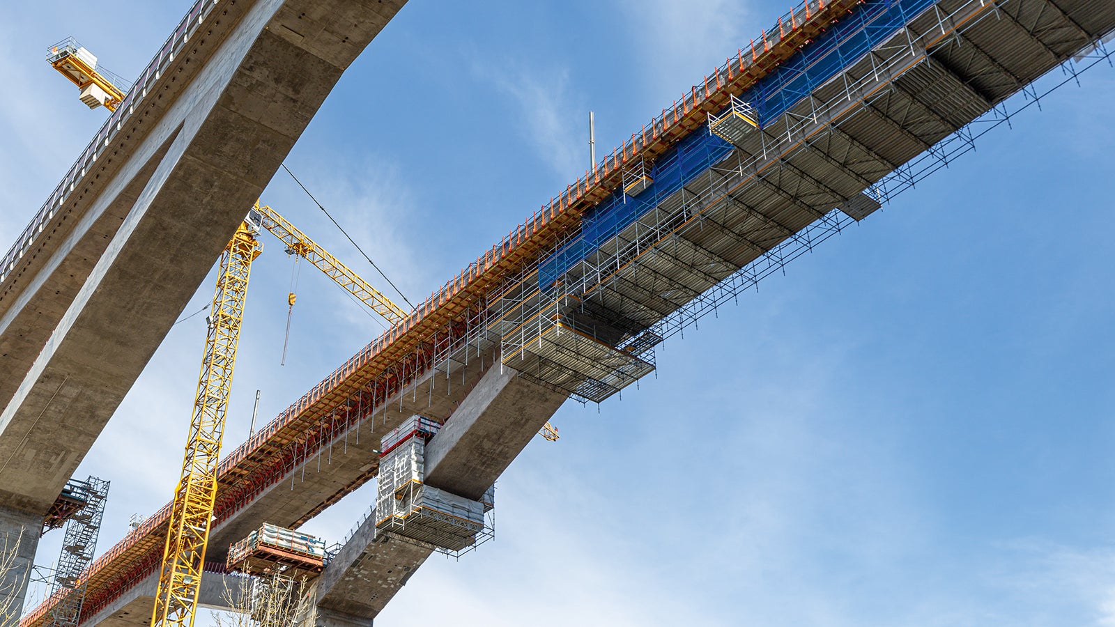Die 85 m hohe und 485 lange Filstalbrücke vereint alle Herausforderungen im Brückenbau: filigrane Bauweise mit schlanken Überbauten und hohen Brückenpfeilern, die sich im Kopfbereich Y-förmig aufweiten, hohe Sichtbetonanforderungen und ein enges Zeitfenster zur Einhaltung des Fertigstellungstermins.
