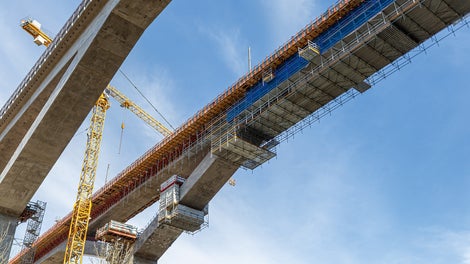 Die 85 m hohe und 485 lange Filstalbrücke vereint alle Herausforderungen im Brückenbau: filigrane Bauweise mit schlanken Überbauten und hohen Brückenpfeilern, die sich im Kopfbereich Y-förmig aufweiten, hohe Sichtbetonanforderungen und ein enges Zeitfenster zur Einhaltung des Fertigstellungstermins.