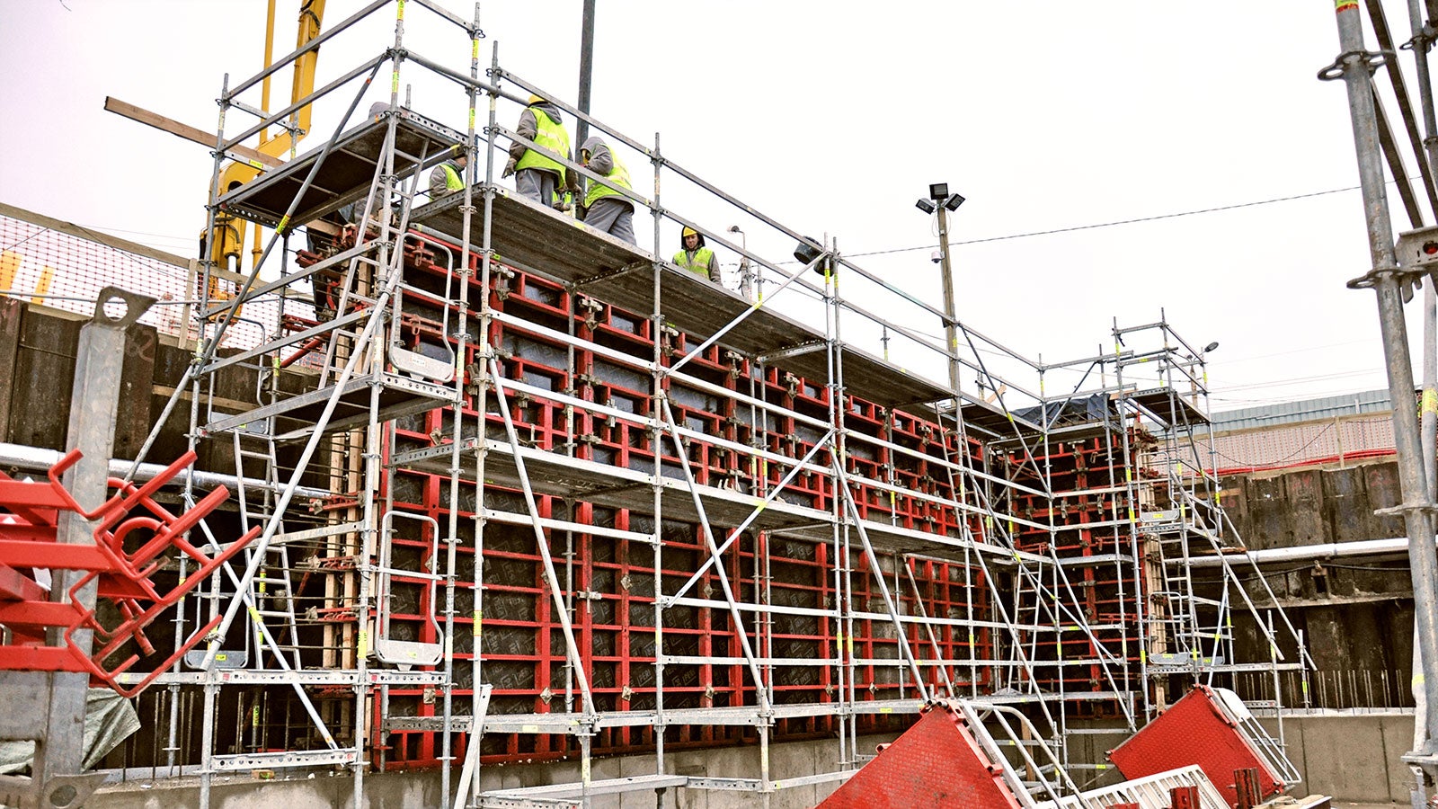 Veidņu risinājumi ir pilnībā nokomplektēti ar darba platformām, armēšanai un veidņu montāžai izmantotas no PERI ROSETT modulārajām sastatnēm izveidotas darba platformas un pārvietojamie alumīnija torņi 