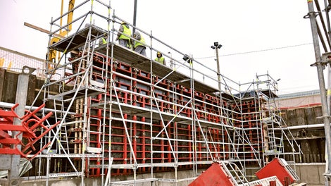 Veidņu risinājumi ir pilnībā nokomplektēti ar darba platformām, armēšanai un veidņu montāžai izmantotas no PERI ROSETT modulārajām sastatnēm izveidotas darba platformas un pārvietojamie alumīnija torņi 