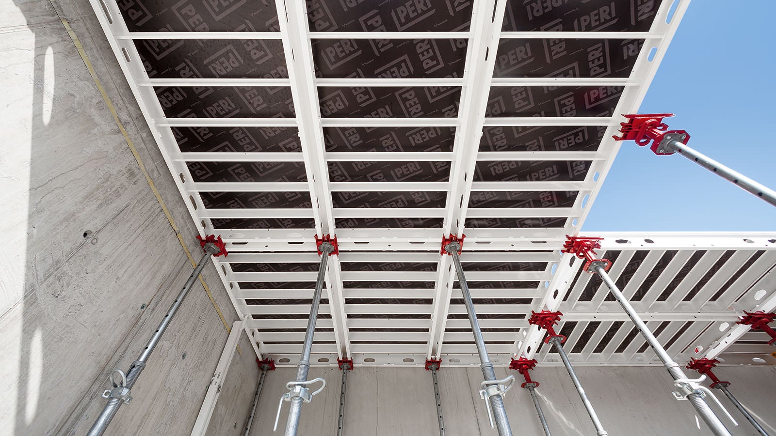 Using either the support head or the lowering head, the panels can be supported at any given position. The well-thought-out geometry of the heads and panels means that they can be deployed in an adaptable, simple and time-saving manner. The teeth on the support heads and lowering heads make it exceptionally easy to insert the panels.