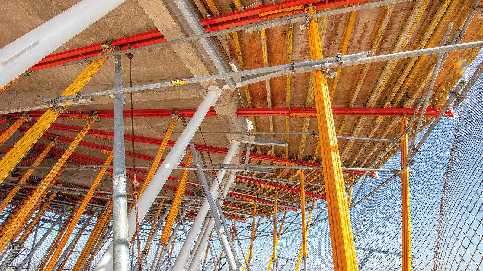 Platvormide laiendamiseks ja toestamiseks kombineeriti VARIOKIT süsteemist komponente MULTIPROP postide ja SRU terastaladega (Foto: Florian von der Fecht)<br/>