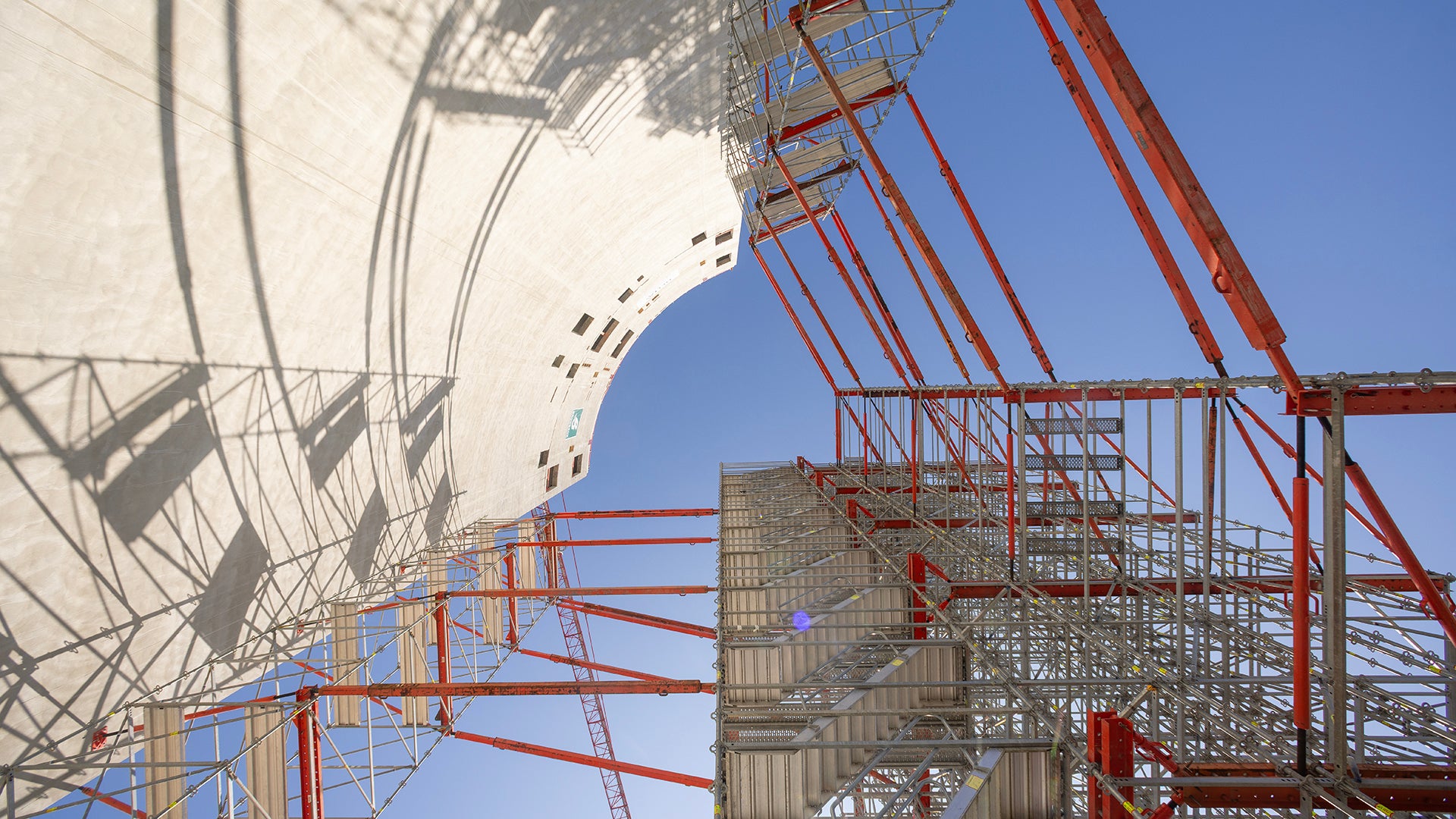 Die Horizontalaussteifung des PERI UP Trag- und Montagegerüsts erfolgte mittels VARIOKIT Systembauteilen.