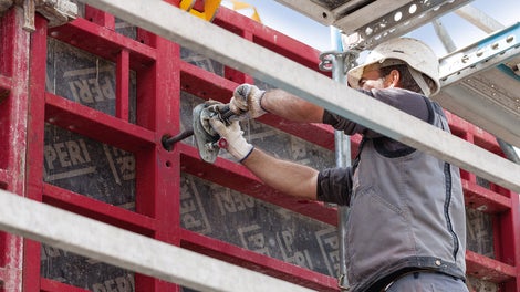 Reduzierter Schalungsaufwand mit MAXIMO: Geankert wird mithilfe der einseitig bedienbaren MX Ankertechnik ohne Mann und ohne zusätzliches Gerüst auf der Gegenseite.