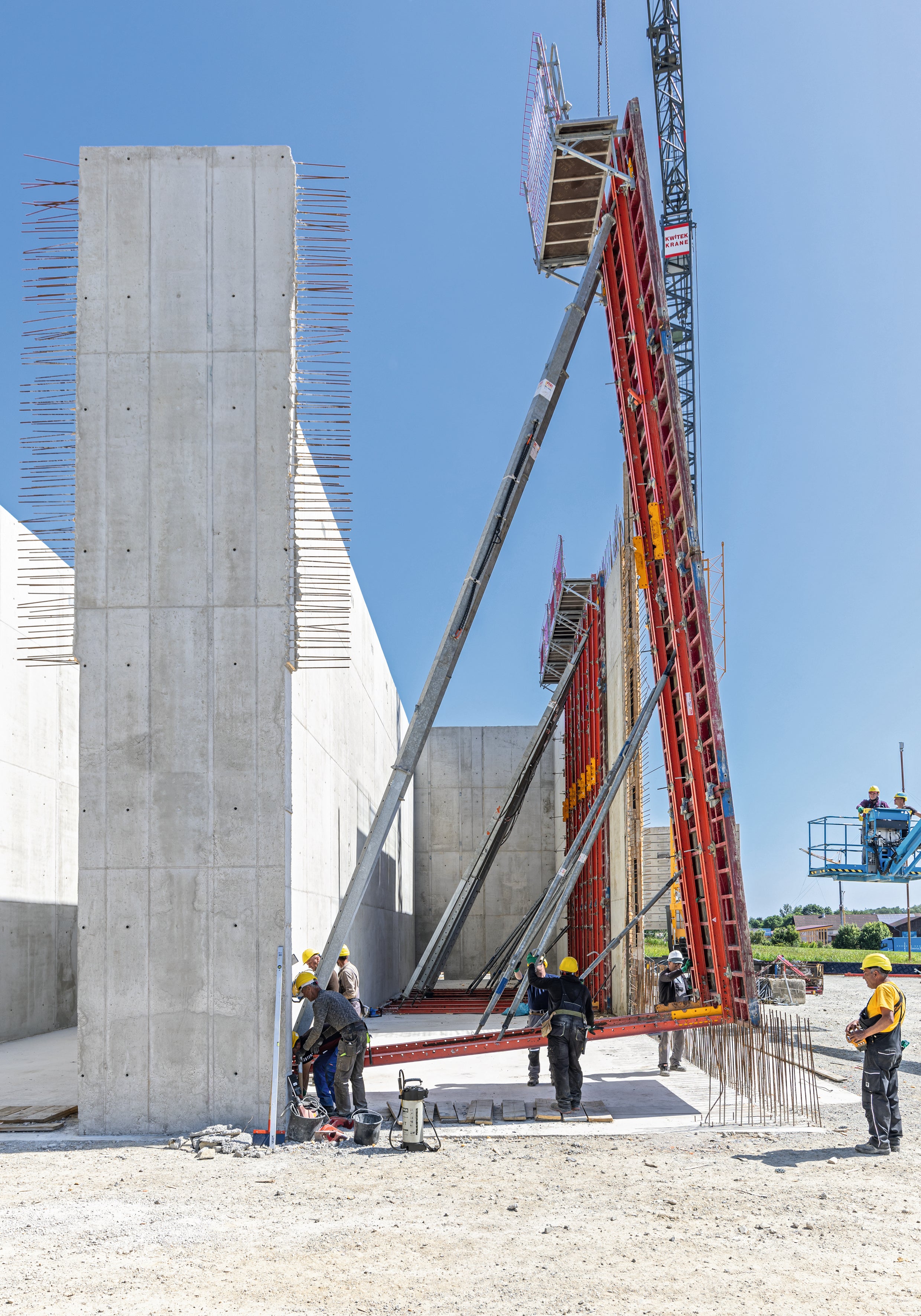 Die 10,80 m hohe Stellschalung kann in fünf jeweils zusammenhängenden Einheiten umgesetzt werden.
