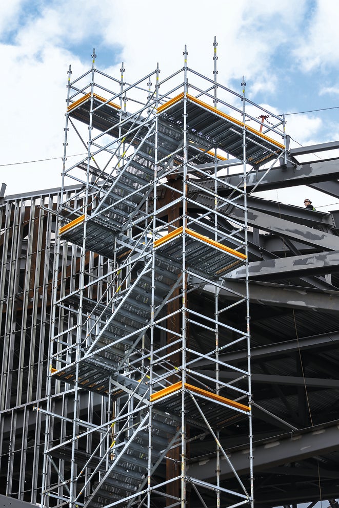 Cage d’escalier montée sur site et combinée à un échafaudage de façade PERI.