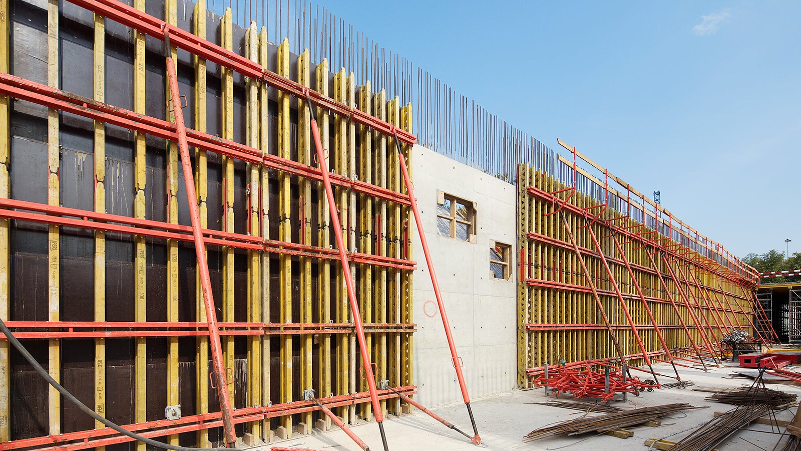 По пожеланию клиента опалубочные карты VARIO GT 24 собраны размером 6 м на 3 м. Это позволило бетонировать стены за одну захватку по высоте. 