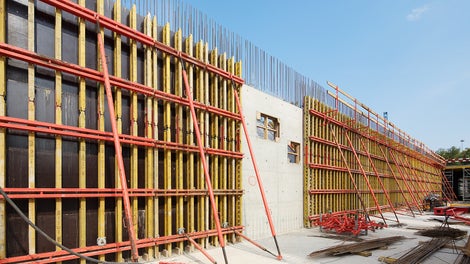 По пожеланию клиента опалубочные карты VARIO GT 24 собраны размером 6 м на 3 м. Это позволило бетонировать стены за одну захватку по высоте. 