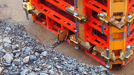 Platzsparende Ankerung im Graben mit dem PERI Lochbandspanner 