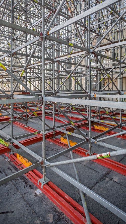 O escoramento é posicionado em suportes flutuantes para garantir a segurança sísmica durante a construção. Para distribuição de carga, o conceito de planejamento usa componentes de aço rentáveis da linha de produtos PERI.