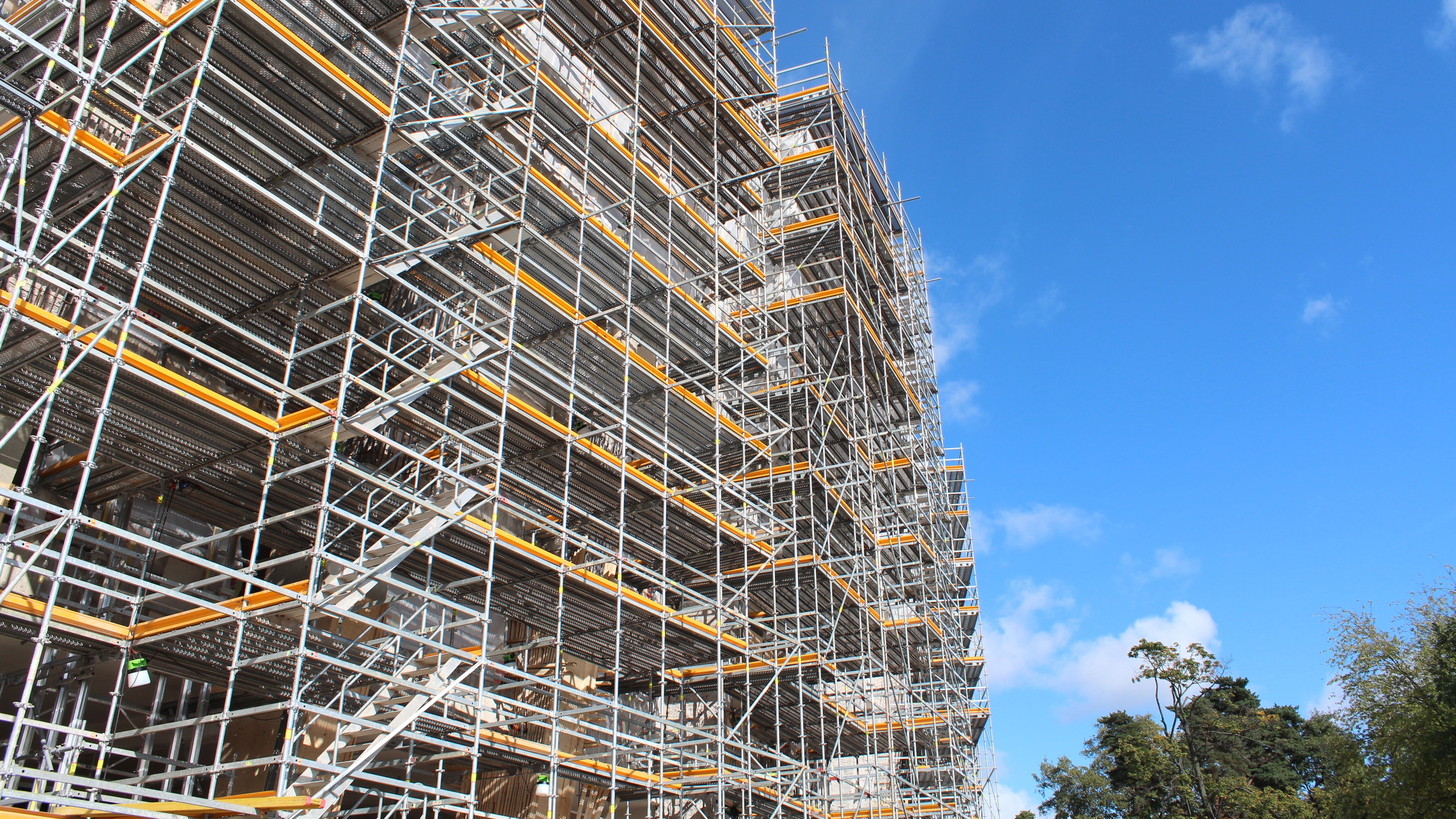 Stadionin julkisivuja ympäröi PERI UP Flex -telineet.