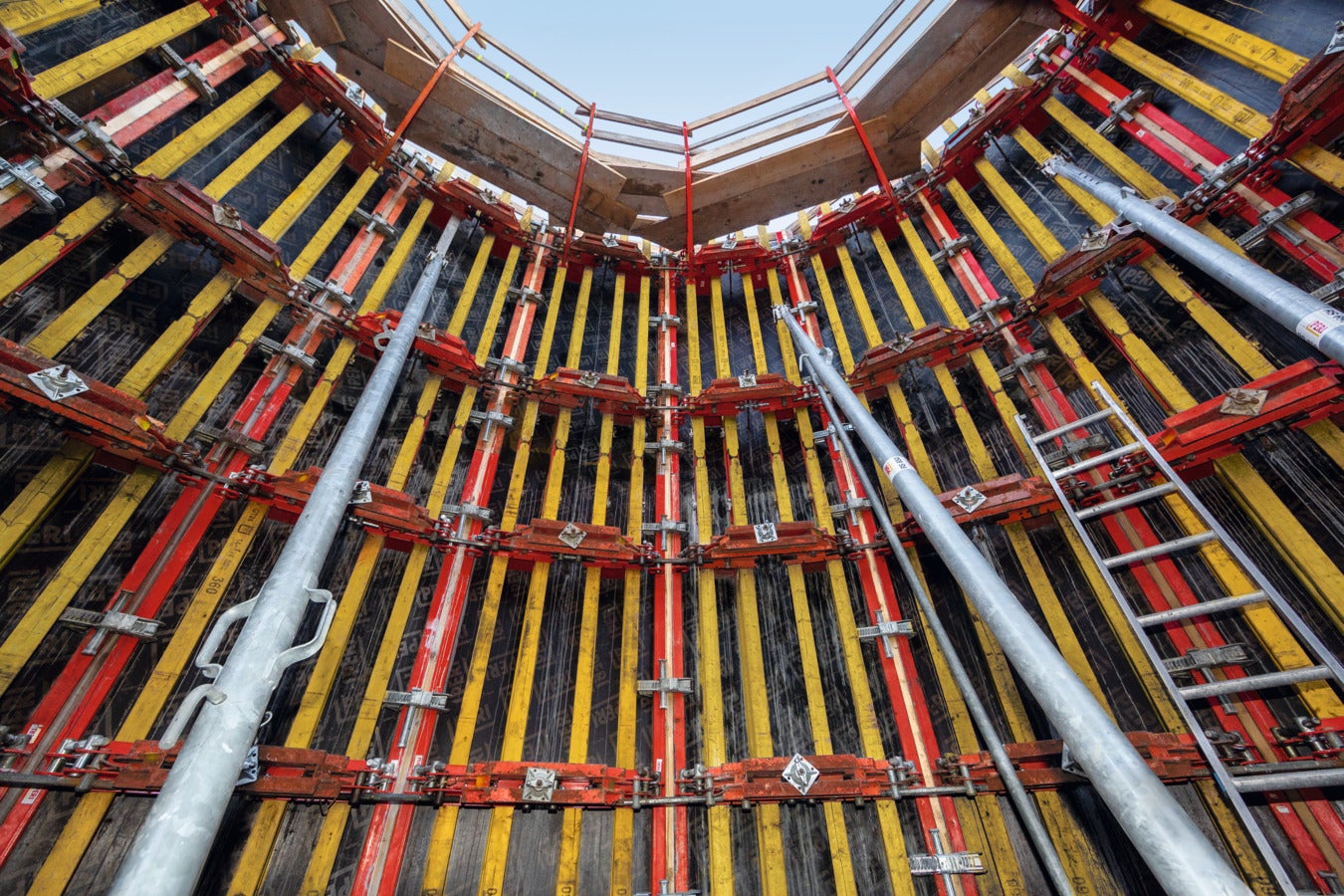 Rýchlo a plynulo nastaviteľné stenové debnenie pre polomery od 1 m.