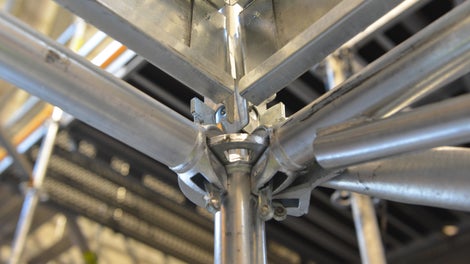 При ударе молотка клин падает в отверстие розетки и жестко фиксирует между собой элементы системы, что способствует быстрой и безопасной сборке.