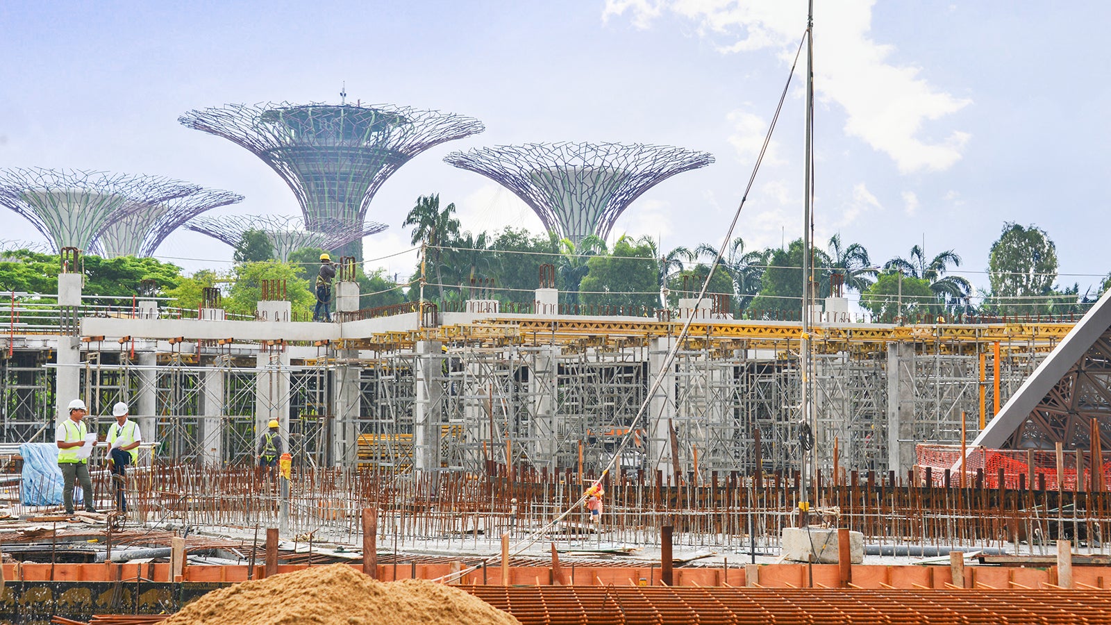 An overview of both PD 8 Table and ST 100 Stacking Tower are used on site.
