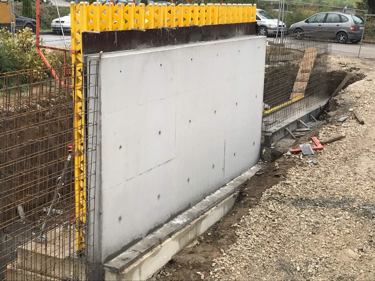 Изграждане на производствена база с представителен магазин MONNI - видим бетон на вертикални елементи