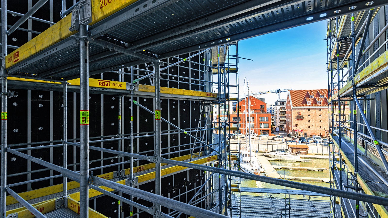 Podesty rusztowania PERI UP Easy posiadają zintegrowane zabezpieczenie przed podnoszeniem. Nie ma konieczności stosowania dodatkowych elementów. Fot. Wojciech Dziedzic