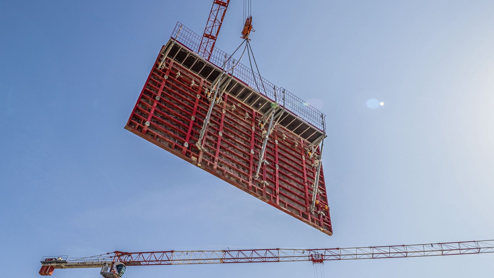 MAXIMO Konsolensystem MXK: Schalung und Bühne lassen sich mit dem Kran als Einheit umsetzen und sorgen für sofortige Sicherheit bei geringem Montageaufwand.