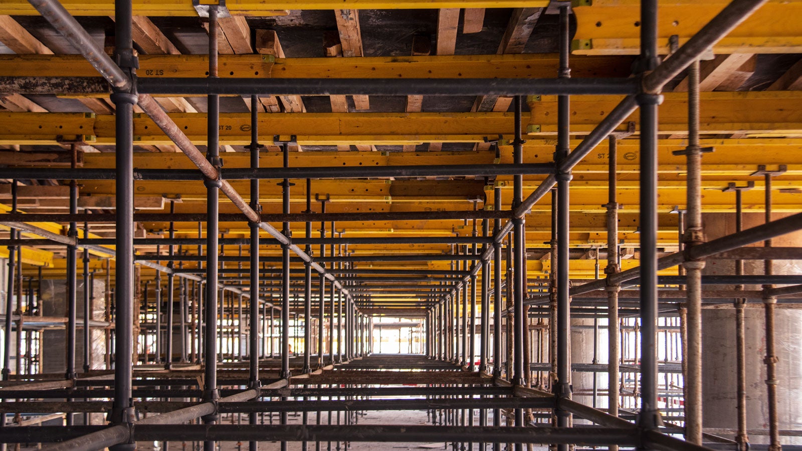 Для возведения перекрытий на объект было поставлено 3000 п.м балки ST с наконечником и логотипом «ЛМС» 