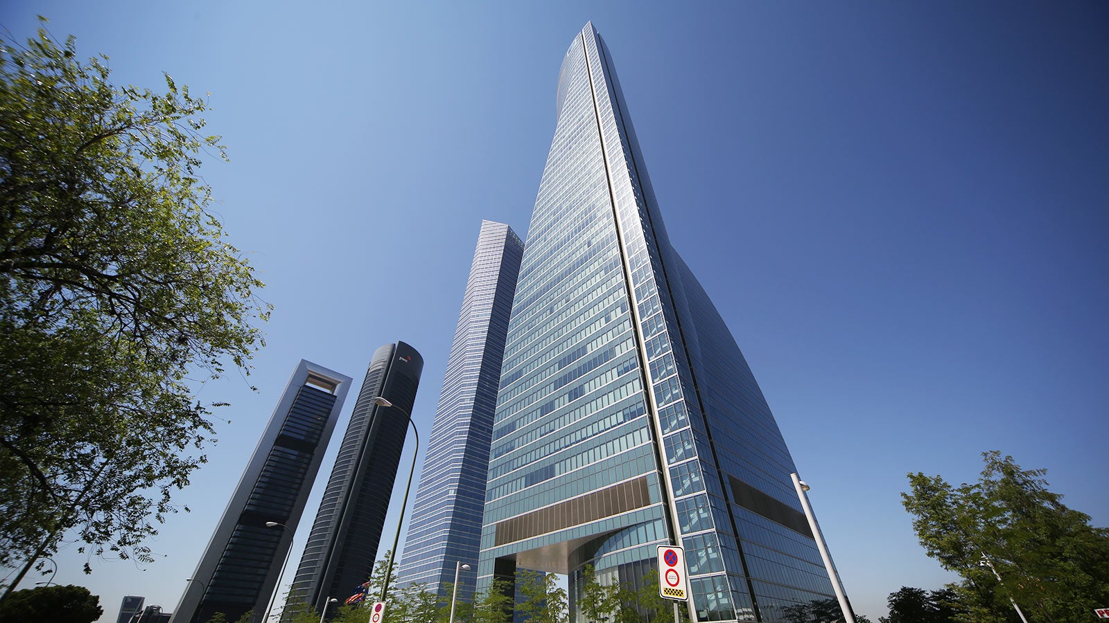 综合摩天大厦，设有办公区域、公寓和一个宾馆