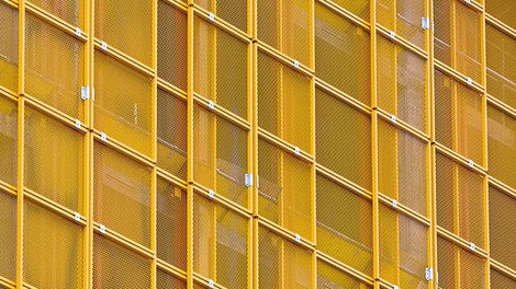 <p>Als Alternative zu geschlossenen Einhausungen hat PERI das leichte Schutzwandsystem LPS Screen f&amp;uuml;r Bauwerke mit offener Fassade entwickelt.</p><br/>