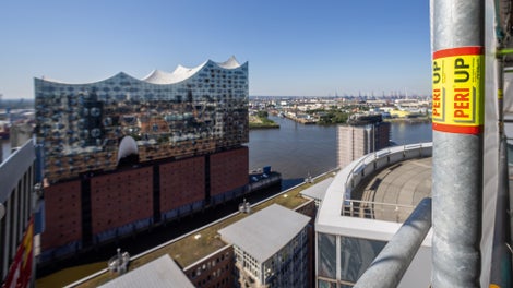 Vom Columbus Haus – und natürlich auch vom PERI UP Gerüst – hat man einen Panoramablick hinüber zur Elbphilharmonie und zum Hamburger Hafen.