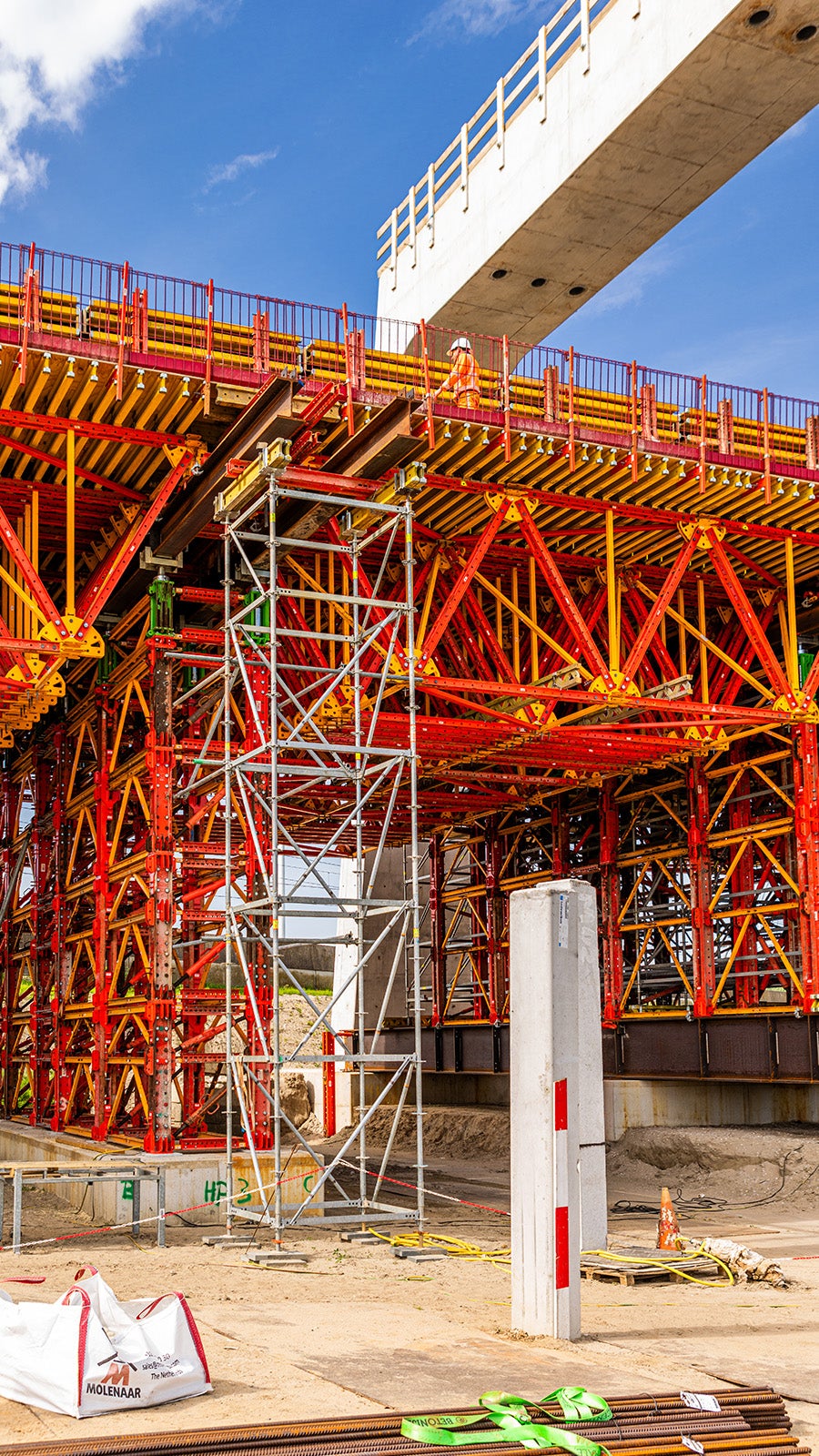 Voor een deel van het dek is gekozen voor een speciale oplossing met drie niet-traditionele systemen: VST zwaarlasttorens, ALPHAKIT vakwerkliggers (als spantconstructie voor de brugdekken) en PERI UP MD steigersysteem voor extra zware lasten.