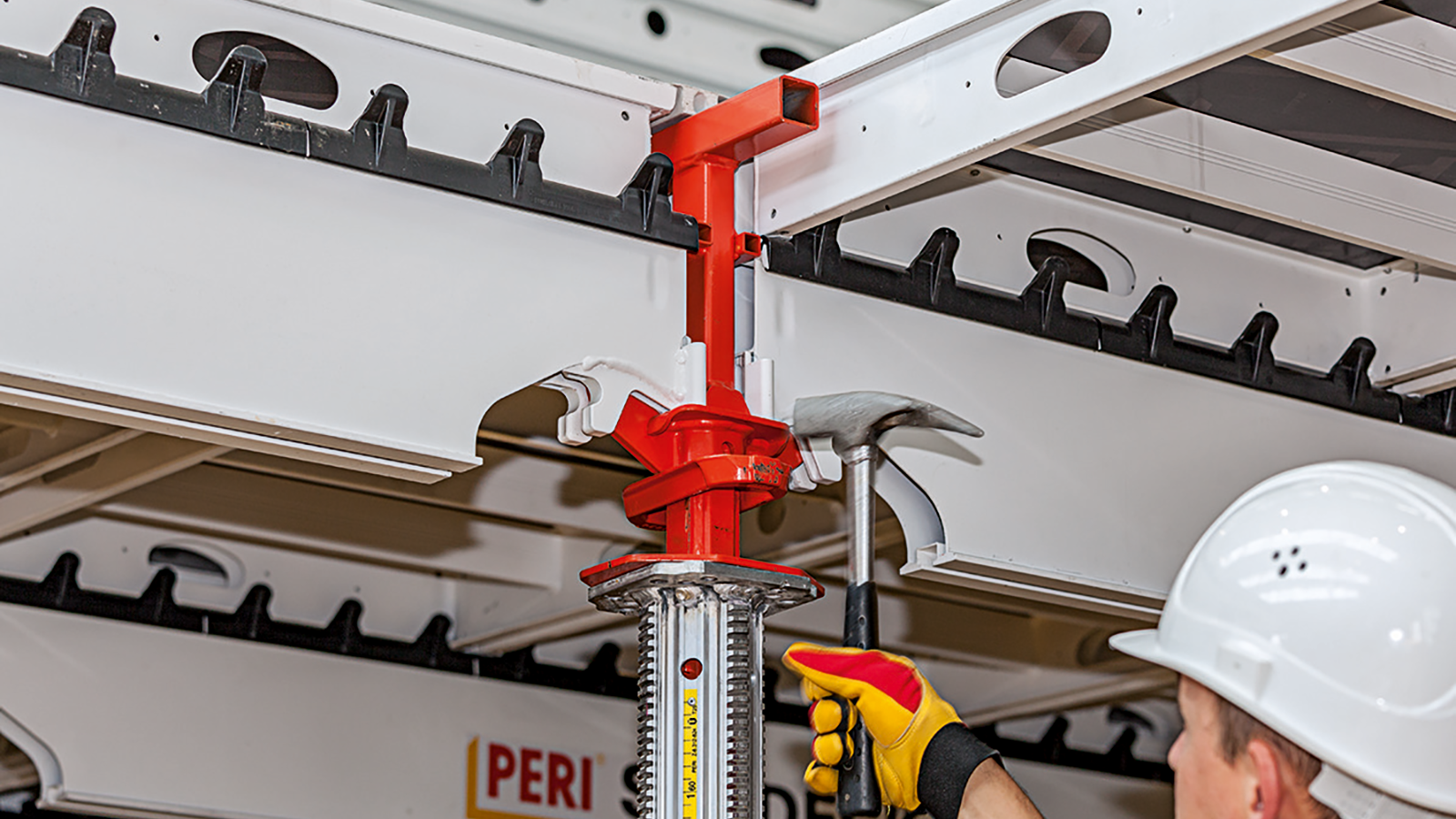 SKYDECK enables early striking due to the dophead. One hammer blow lowers the formwork by 6 cm, ensuring fast and simple handling.