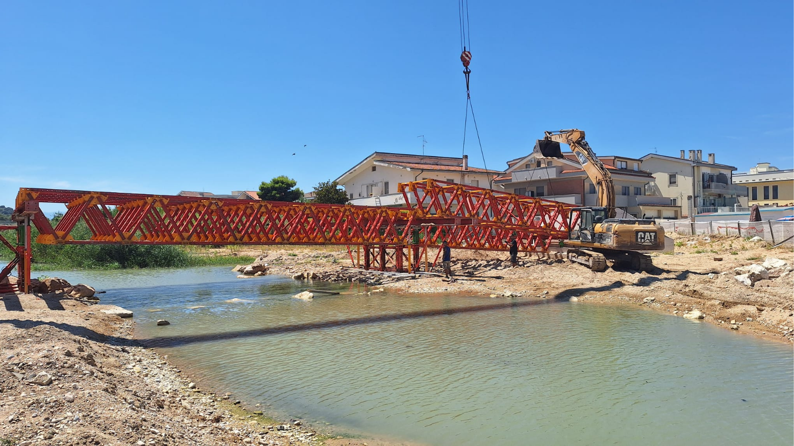 Progetto ponte ciclopedonale Francavilla al mare: posa in opera delle travi reticolari