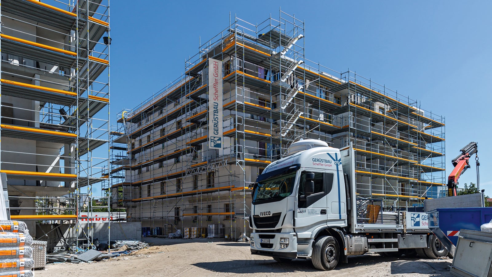 Все элементы системы разработаны с учетом требований по безопасному монтажу. Настилы самофиксируются, что исключает их произвольный подъем. 