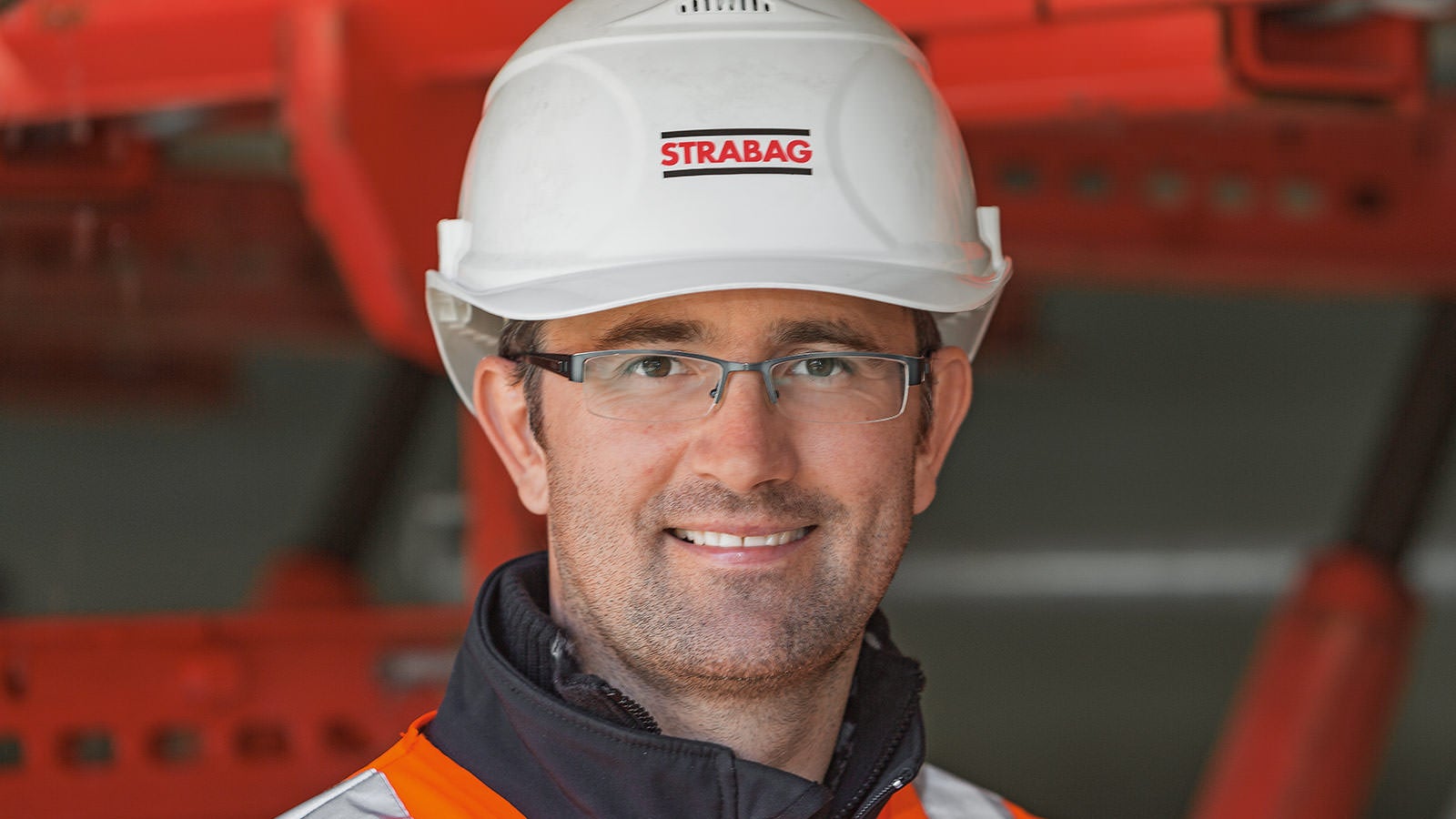 Al bauma 2013, PERI ci ha offerto la soluzione ideale per il nostro progetto di costruzione. Con l'aiuto degli ingegneri PERI abbiamo progettato una struttura ad hoc, composta dalle mensole per cordoli VARIOKIT e dall'impalcatura sospesa PERI UP, entrambe traslabili. Per questo e anche grazie alla semplicità di impiego delle attrezzature, siamo riusciti a completare agevolmente tutti gli interventi e a rispettare i tempi prestabiliti.