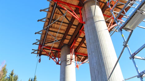 CB 240 -työtasot pilareiden ympärillä.