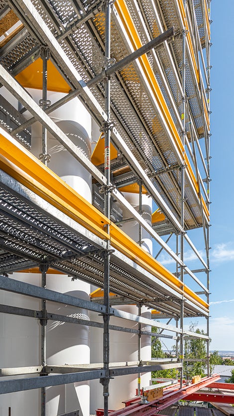 Oberhalb der VARIOKIT Zwischenebene als Aufstandsfläche in 6 m Höhe schmiegte sich PERI UP eng an die Schornsteinrundungen an.