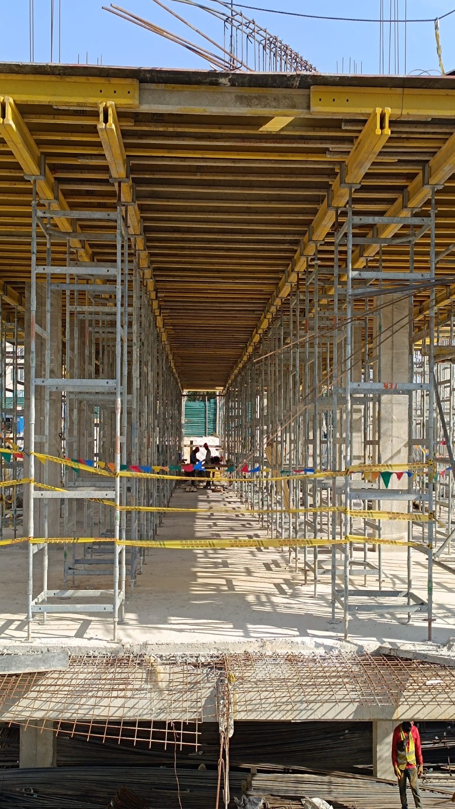 Losas aligeradas soportadas con torres de carga ST-100 y encofradas con el sistema de encofrado para losas MULTIFLEX.