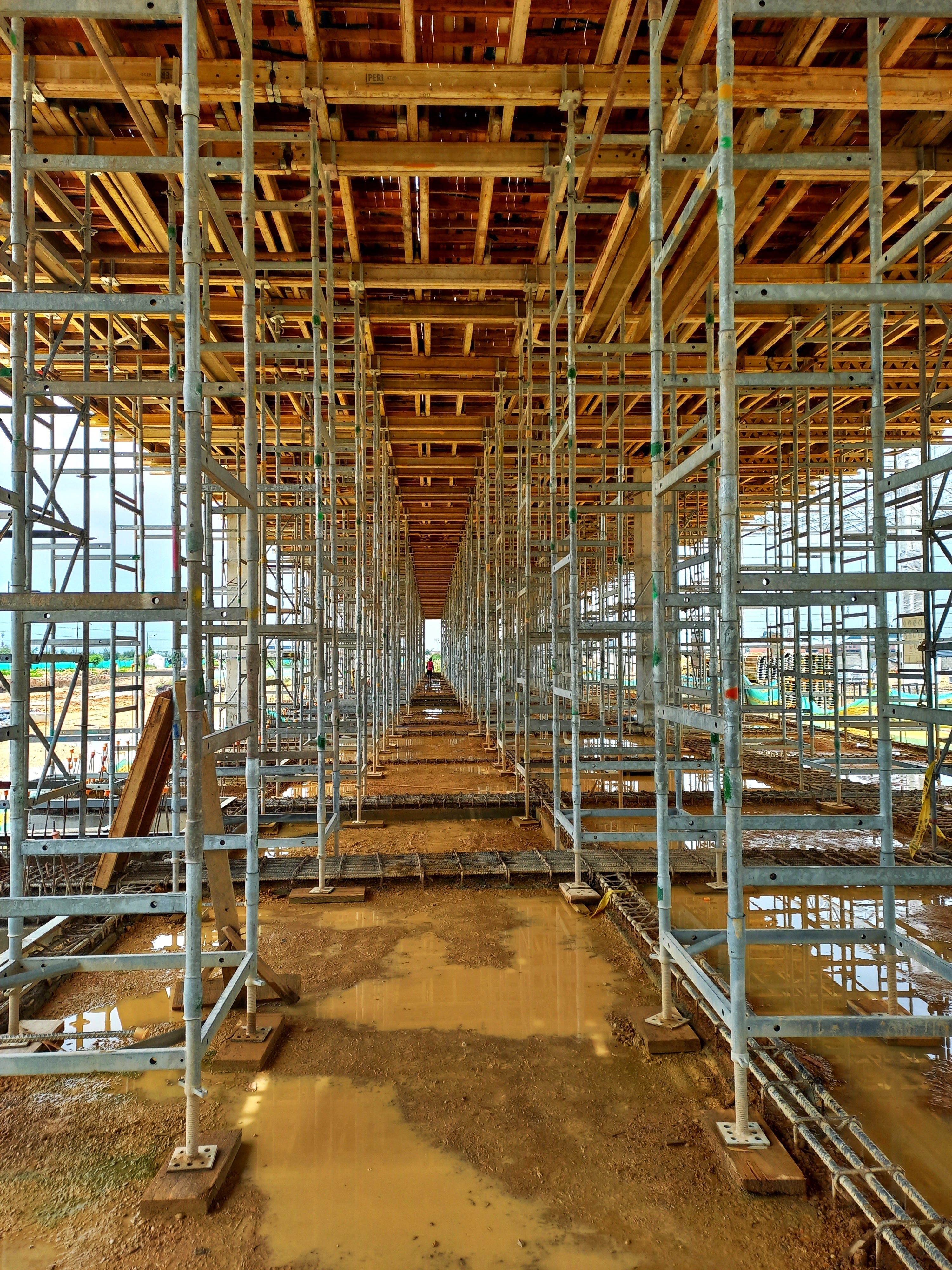 Sistema de encofrado de vigas MULTIFLEX en conjunto con la torre de carga ST 100 para el vaciado de losas industriales.